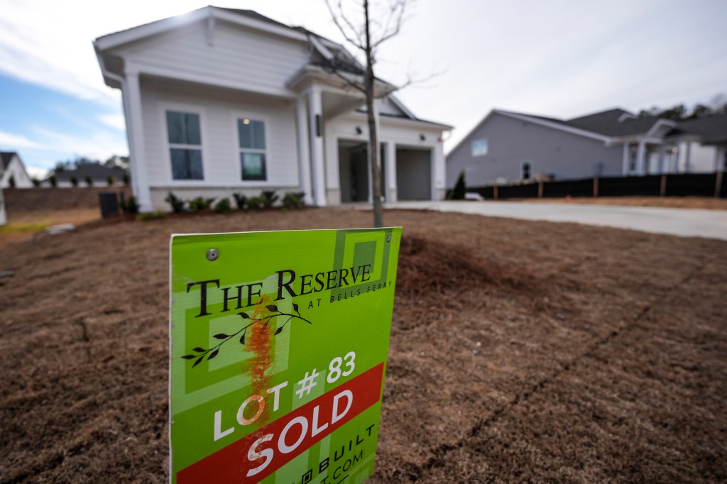 New sales of housing increases unexpectedly despite high rates of mortgages, as builders reduce prices